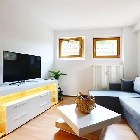 Ivanka Mit Garten شقة